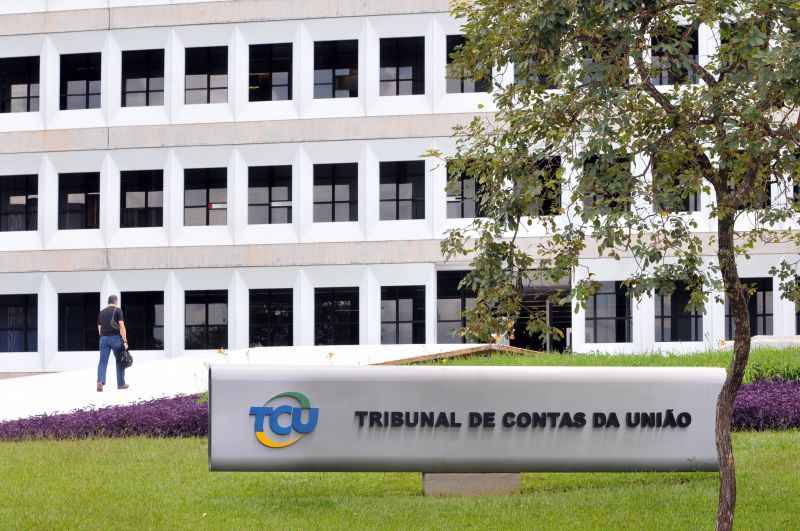 O TCU determinou que a Telebras reduza, de R$ 160 para R$ 107,58, o pagamento mensal por cada estação que será instalada