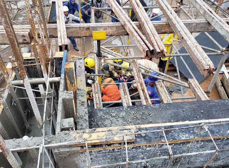 Bombeiros prestam socorro a vítimas de acidente em obra