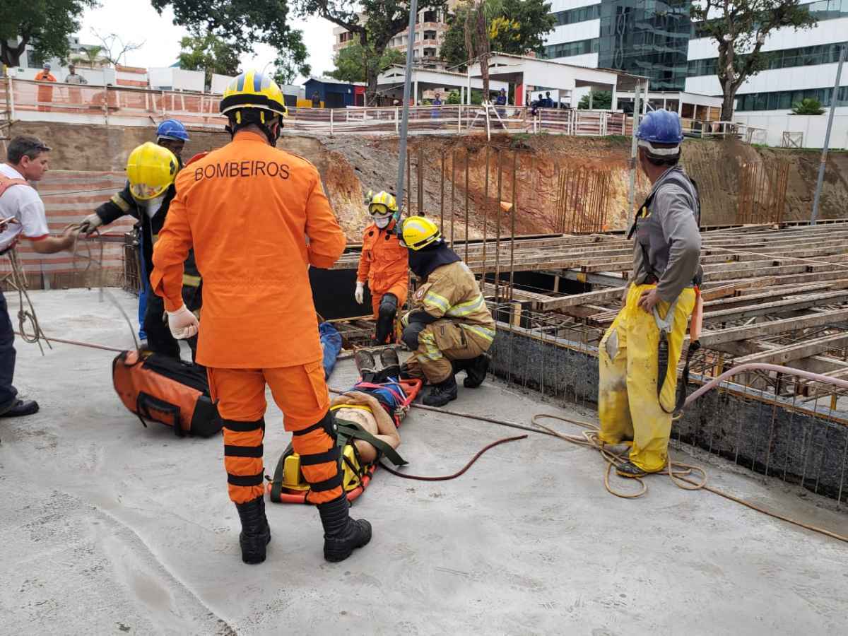 Bombeiros fazendo atendimento