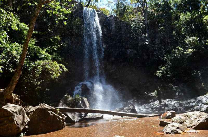 Com queda d'água de 18 metros de altura, a Cachoeira do Tororó fica na BR 251/DF 140, em Santa Maria