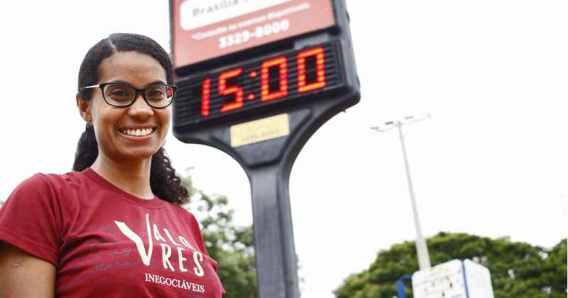 Helena de Fátima Almeida, 30 anos, gosta da mudança, porque sai do trabalho com o céu ainda claro