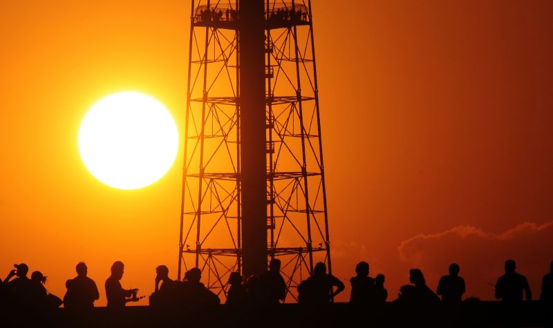 Pôr do sol com a Torre de TV ao fundo