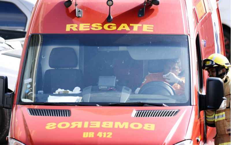 Bombeiros atenderam dois acidentes de trânsito nesta madrugada em cerca de uma hora