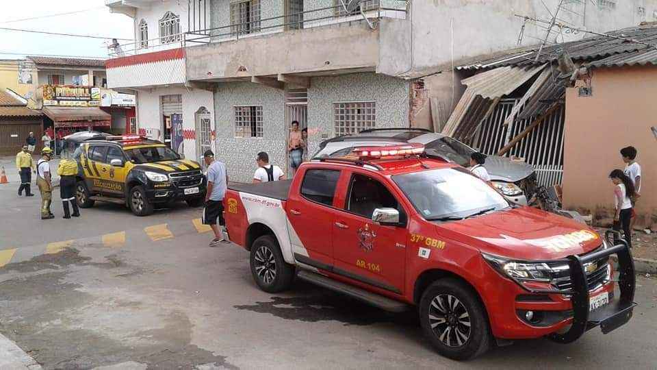 Carro colidiu no muro de casa em Samambaia Norte