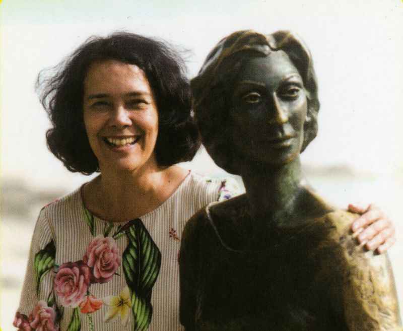 Teresa Montero ao lado do busto da escritora Clarice Lispector