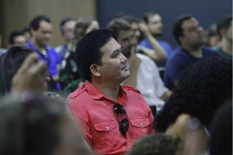 Depois de 20 anos, estudantes de 14 turmas do 3º ano do ensino médio do Sigma se reuniram para lembrar os tempos de escola. Encontro contou com homenagens a amigos, ex-professores e terminou com festa organizada pelos próprios ex-alunos