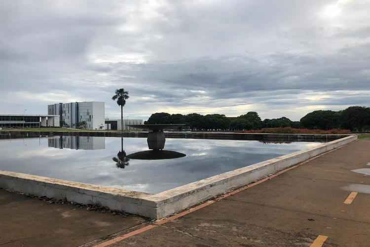 Céu amanhece encoberto por nuvens em Brasília