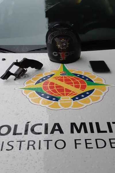 Na casa do suspeito, policiais encontraram revólver calibre 38 escondido na caixa de descarga do vaso sanitário