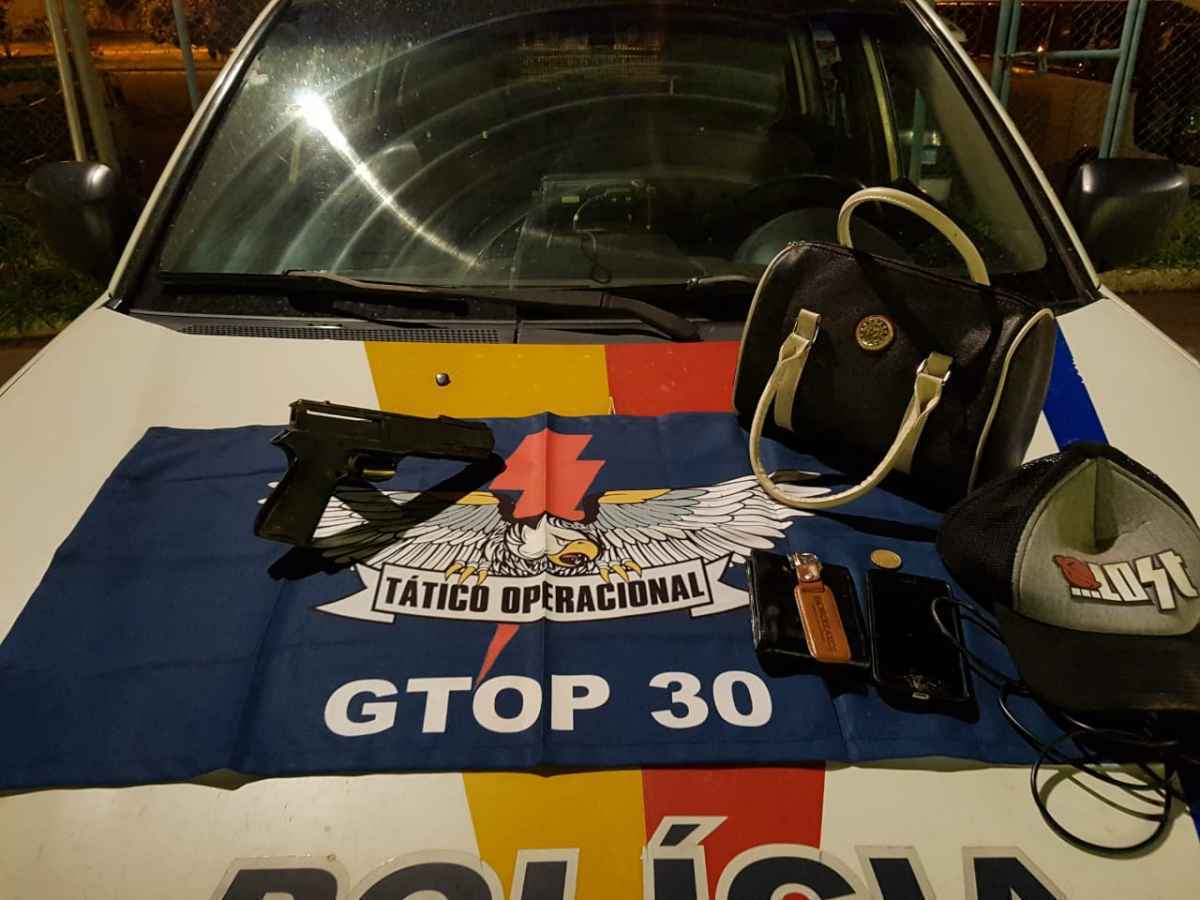 Suspeitos estavam com pertences de vítimas roubadas e uma arma de fogo