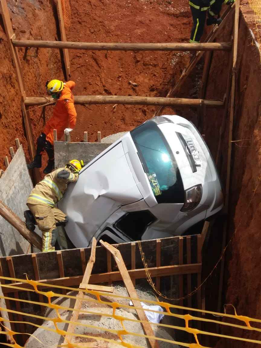 Resgate foi dificultado pela profundidade da vala