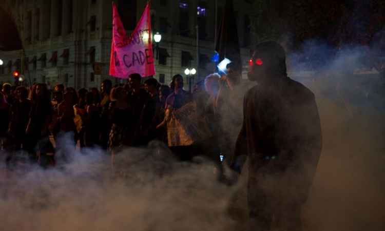 Em meio a manifestantes, brota o instinto de justiçamento do protagonista