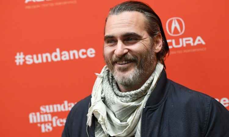 Diretor publica foto de Joaquin Phoenix caracterizado como Coringa em set
