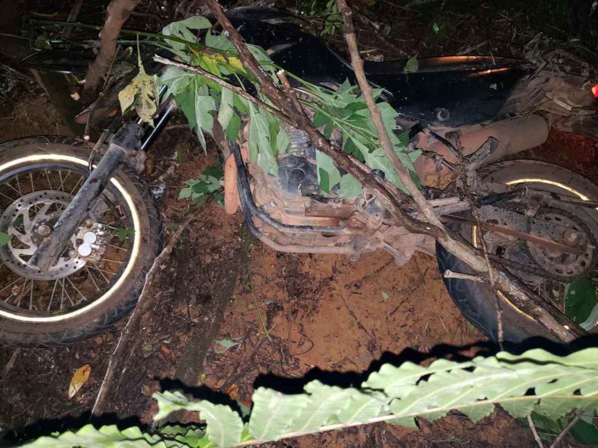 Moto conduzida pela policial ficou destruída