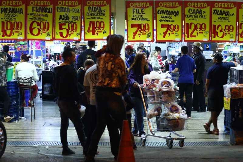 Os preços do grupo alimentação e bebidas aceleraram de 0,10% em setembro para 0,59% em outubro