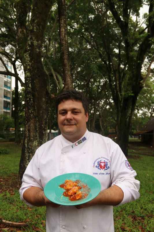 Chef de cozinha segurando prato azul