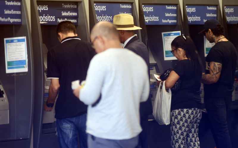 Trabalhadores sacando dinheiro