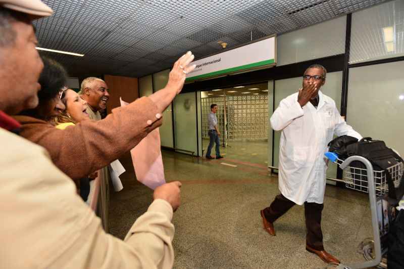 Médicos cubanos são recepcionados durante o desembarque no Aeroporto Internacional de Brasília Presidente Juscelino Kubitschek