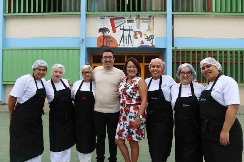 Luciana Pontes Dias (centro) organiza evento na escola onde é diretora