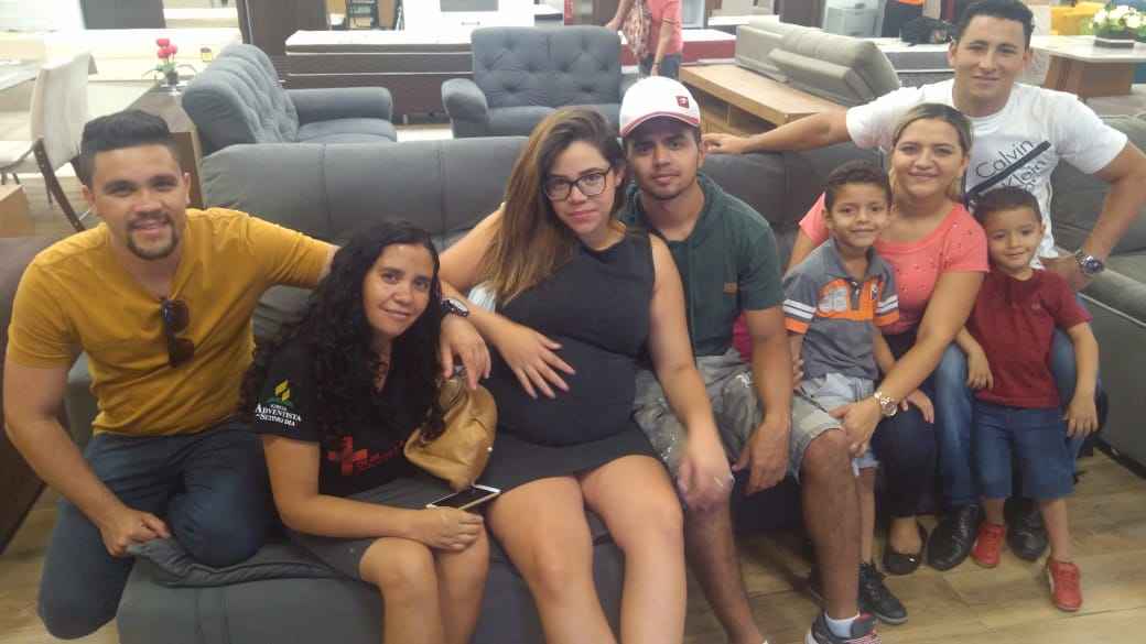 Mesmo grávida, Luana Matos foi com familiares em busca de boas ofertas: 'É Black Friday, né?'