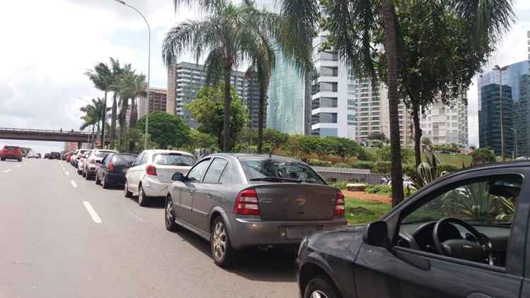 Fila de carros: shopping recebeu 2 mil veículos a mais do que costuma registrar às sexta-feiras