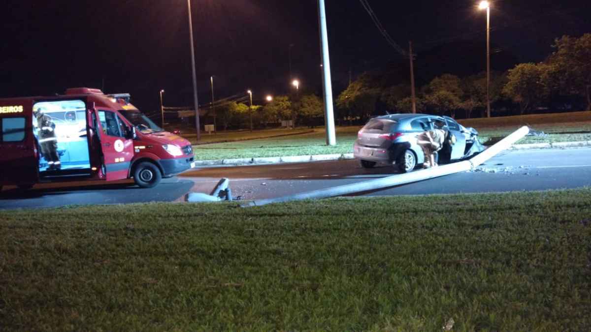 ciatura dos bombeiros, poste caído no meio da rua e carro batido