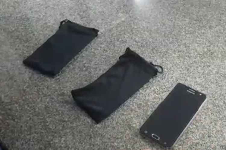 Polícia apreendeu, com o suspeito, um celular verdadeiro e outras duas peças de cerâmica em sacos pretos.