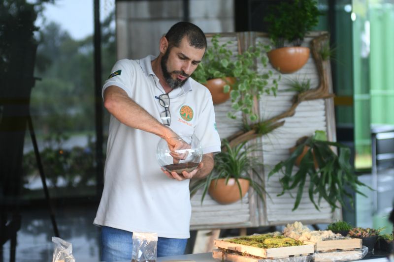 Cláudio Stuart ofereceu oficina de terrário fechado e jardim vertical