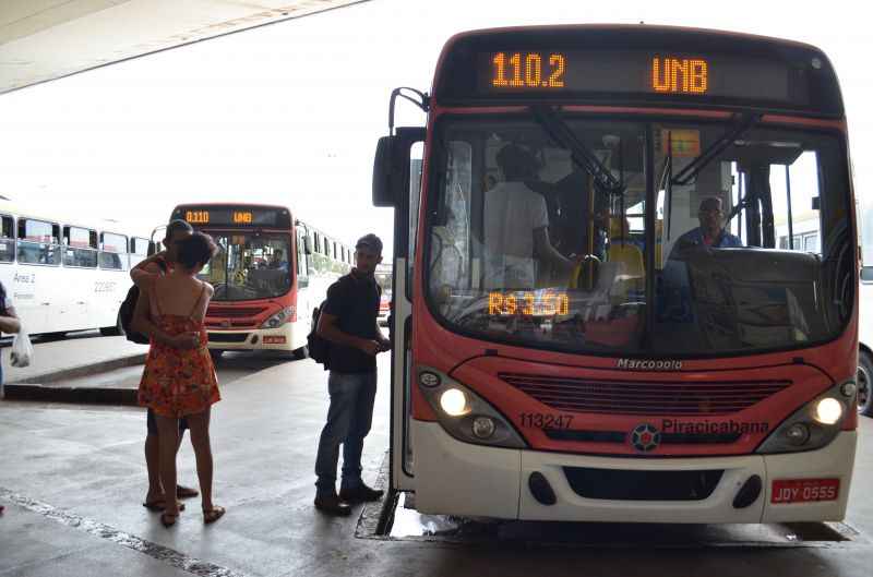 Ônibus com destino à UnB na Rodoviária do Plano Piloto