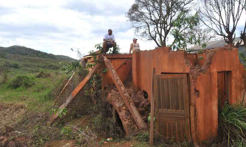 Moradores nos escombros de Bento Rodrigues: mais de três anos depois do desastre, espera por compensação