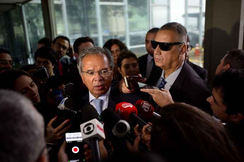 O futuro Ministro da Economia, Paulo Guedes, durante entrevista com repórteres