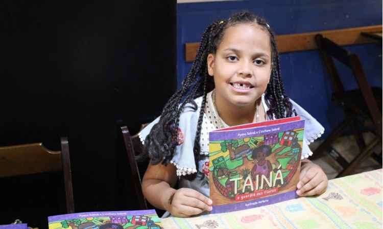 Ayana Sobral, 7 anos, escreveu o livro Tainá -  A guardiã das flores ao lado da mãe, Cristiane Sobral