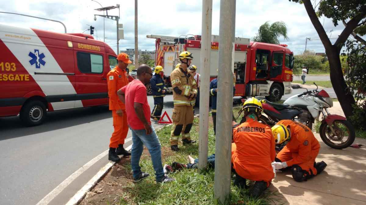 Veículos foram colocados fora da pista para não impactarem no trânsito