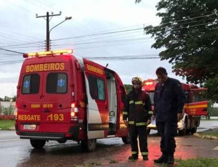 Mulher sofre acidente envolvendo trave de futebol