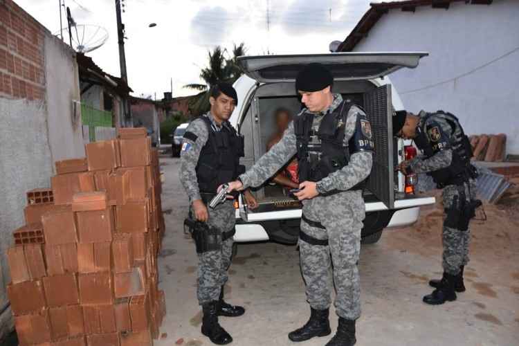 Armas, munição, celulares e anotações dos criminosas foram apreendidos