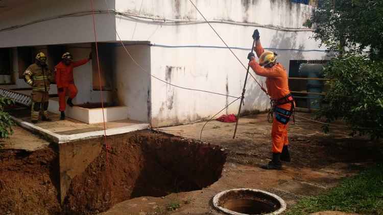 Bombeiros buscam a vítima de soterramento há mais de quatro horas