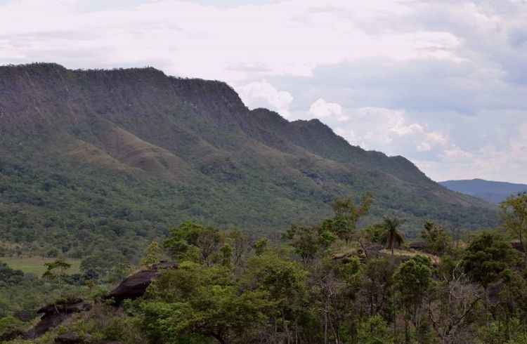 Ufólogo enxerga nave alienígena em triângulo registrado perto do