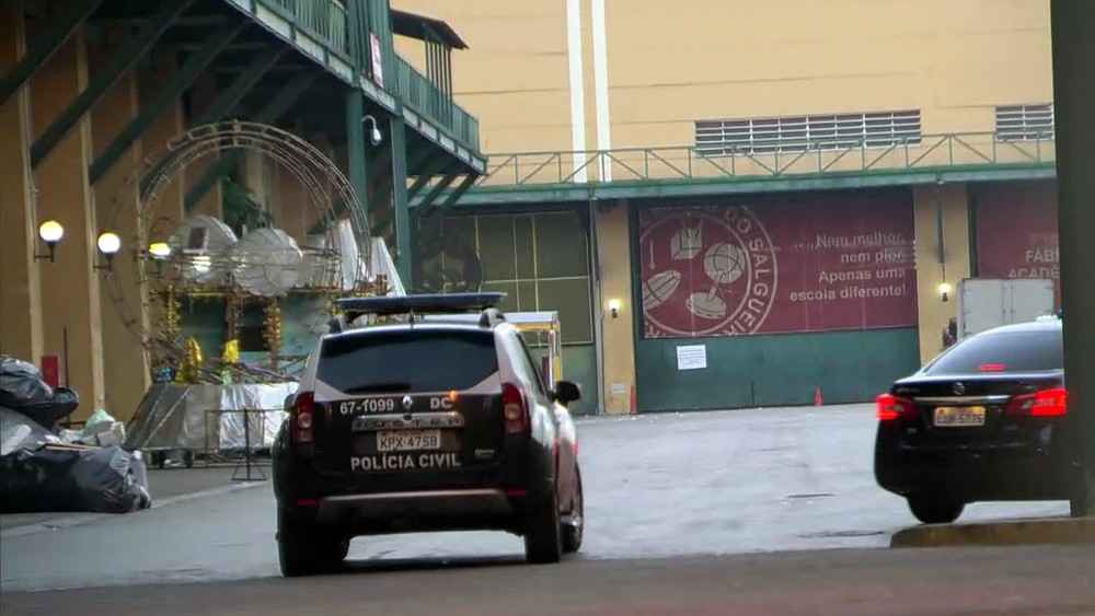 Equipes da Polícia Civil chegam à Cidade do Samba, na Zona Portuária