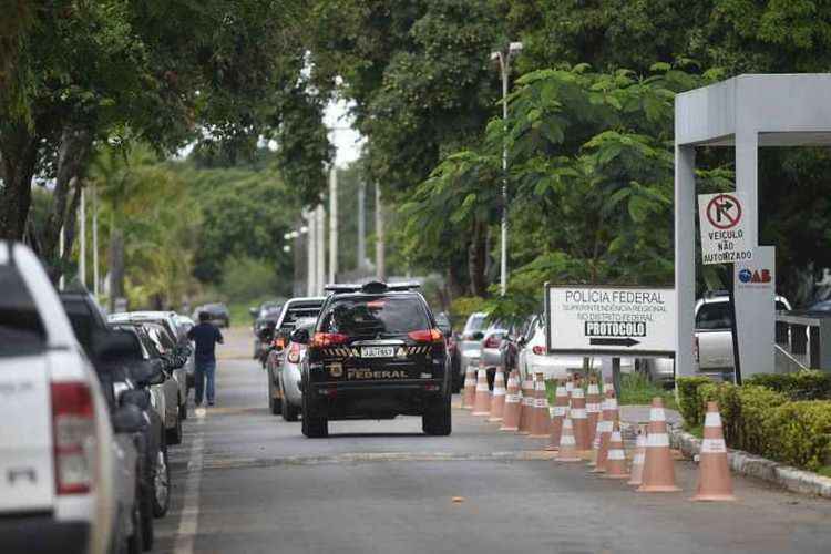 foto do carro da Polícia Federal entrando na sede da corporação, em Brasília