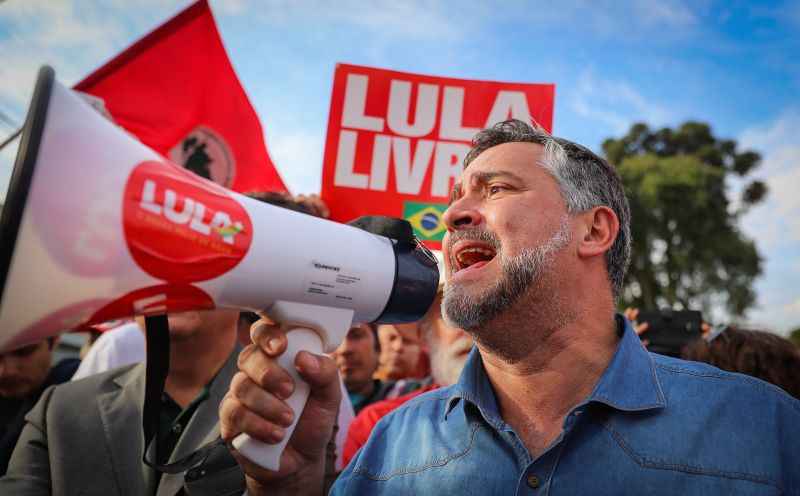 Deputados Paulo Pimenta na Vigília Lula Livre, em Curitiba