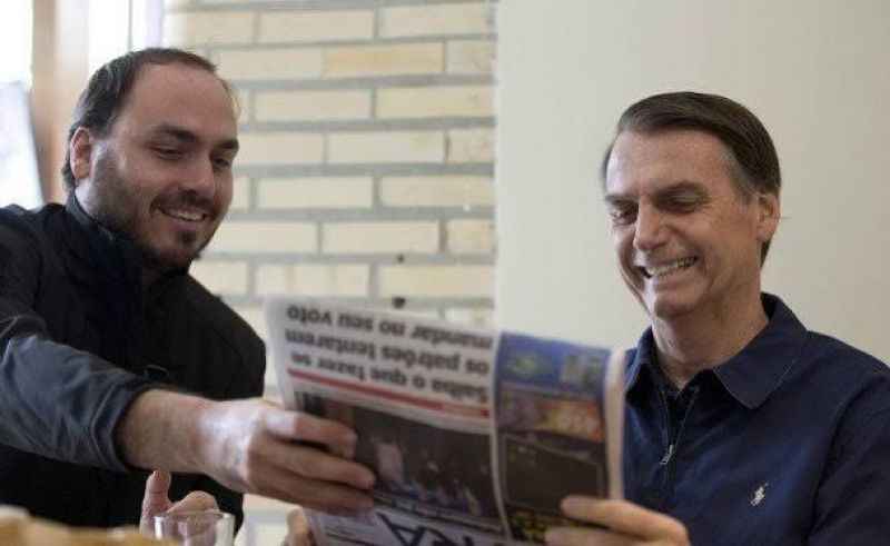 O presidente eleito Jair Messias Bolsonaro (PSL), com o seu filho Carlos Bolsonaro