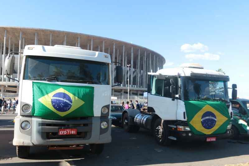 A legislação prevê que os preços serão fixados após uma discussão entre os caminhoneiros, o governo e os usuários dos serviços de transporte