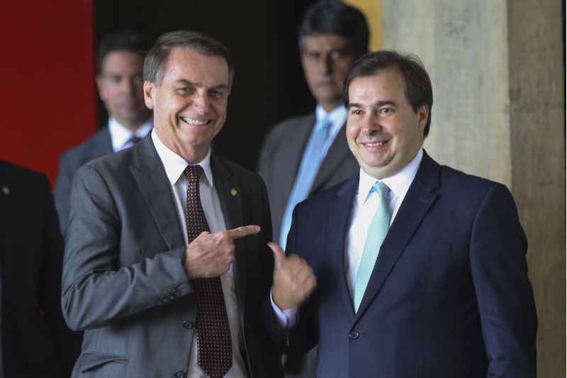 O presidente eleito, Jair Bolsonaro, acompanha o presidente da Câmara dos Deputados, Rodrigo Maia até o carro no CCBB