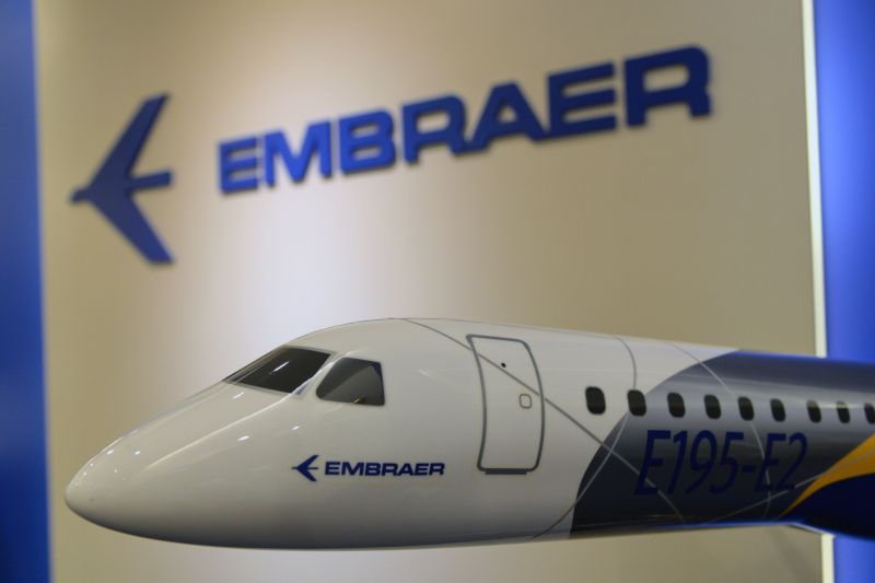 Avião e logo da Embraer