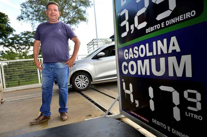 O motorista Ronaldo José Jeremias conseguiu economizar R$ 60 com o combustível mais barato