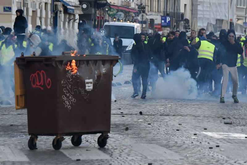 Entre as insatisfações dos protestantes, estão o aumento dos impostos sobre combustíveis e o alto custo de vida na França