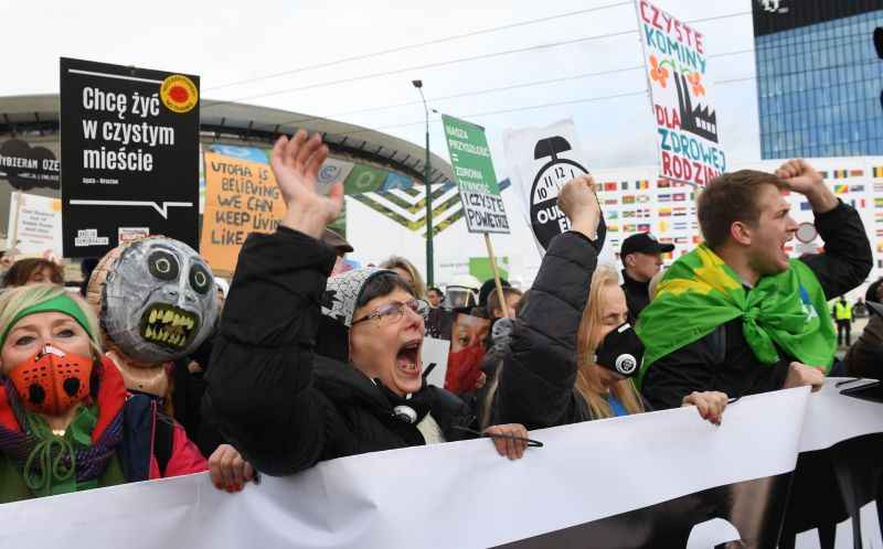 Manifestantes marcharam pela cidade em protesto pelo que julgam ser ações insuficientes para o combate ao aquecimento global