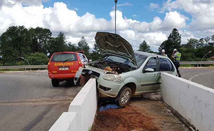 Fiat Palio batido em guard rail de concreto