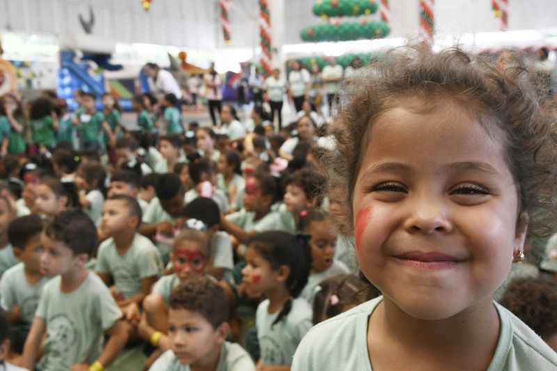 Crianças fizeram a festa na quadra de esportes: comida, bebida, brinquedos e brincadeiras preparados por parceiros do projeto