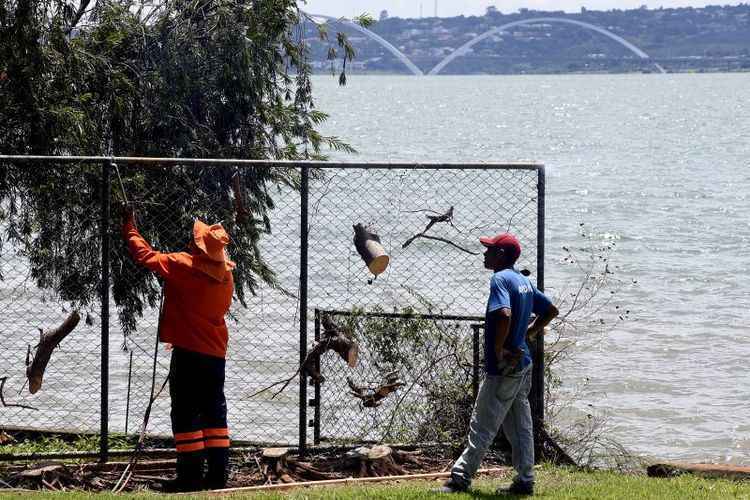 foto de trabalhadores desobstruindo a orla do Lago Paraná