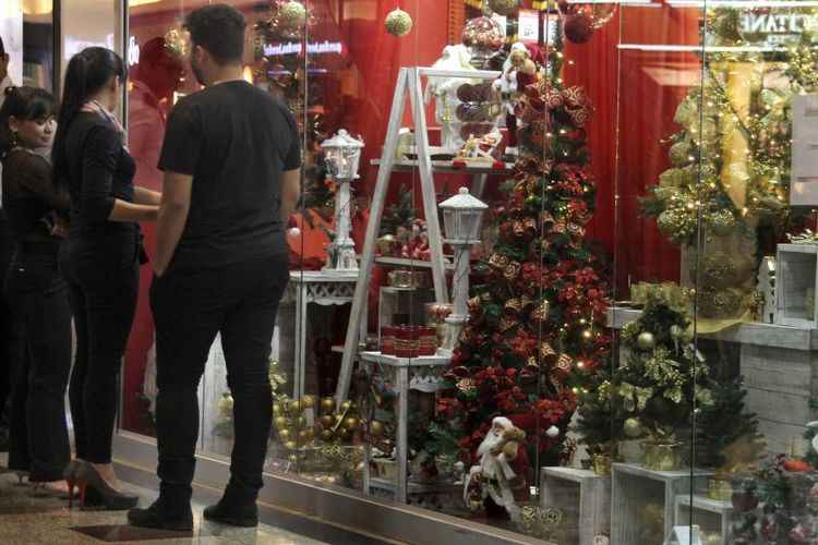 foto de vitrine de shopping durante com decoração para o natal